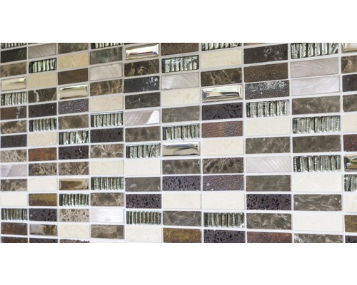 Perete de faianță mozaic cu plăci dreptunghiulare în diferite nuanțe de maro și bej, precum și elemente de sticlă