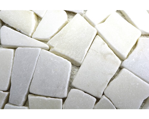 Prim-plan cu plăci de mozaic din marmură albă