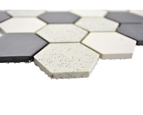 Plăci de podea hexagonale în diferite culori.