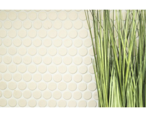 Prim-plan cu plăci de mozaic rotunde lângă gazon artificial