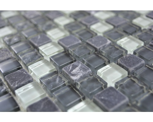 Prim-plan cu plăci de mozaic din sticlă și piatră naturală