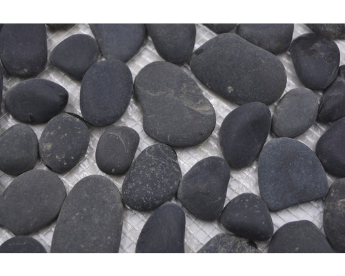 Pietre naturale decorative pe o grilă pentru designul grădinii