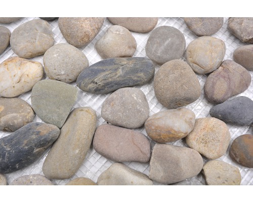 Prim-plan cu pietre naturale pe o plasă