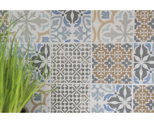 Perete de faianță cu modele florale și geometrice