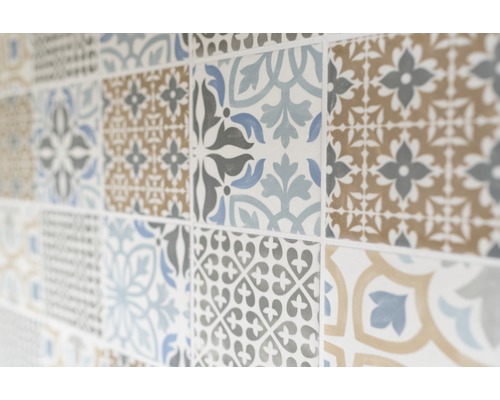 Perete de faianță cu modele florale în diferite culori