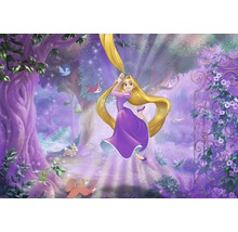 Ilustrație cu Rapunzel legănându-se de părul ei lung într-o pădure