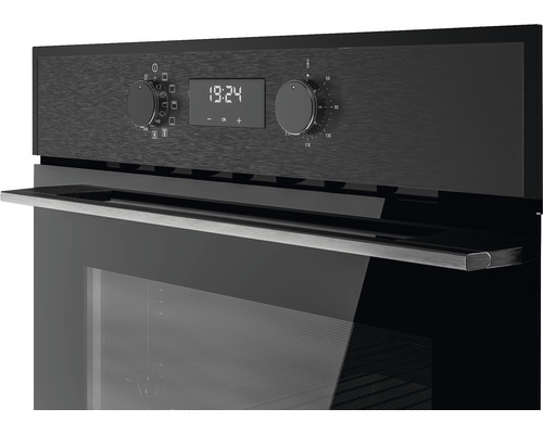 Prim-plan cu un cuptor negru cu panou de control și ușă