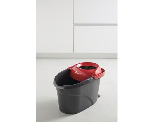 Sigla Vileda pe o găleată neagră pentru mop cu storcător roșu