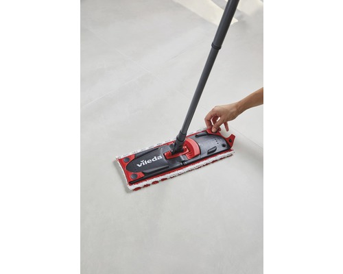 Mop Vileda pentru curățarea podelelor.