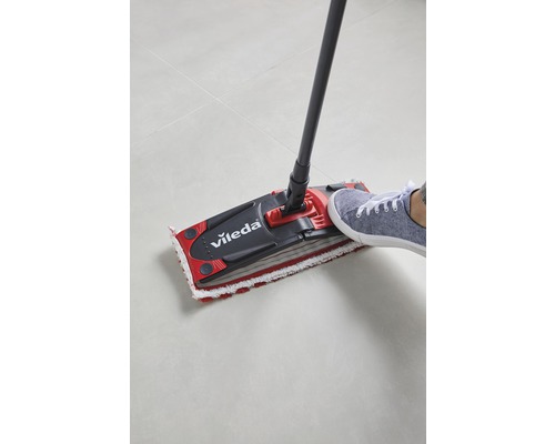Mop cu acționare cu piciorul și sigla Vileda pe podea deschisă la culoare