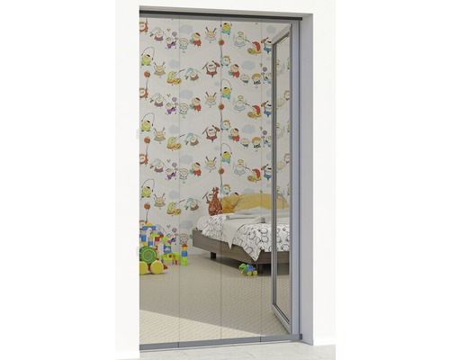 Ușă cu plasă de insecte în fața unei camere de copii cu jucării și un pat