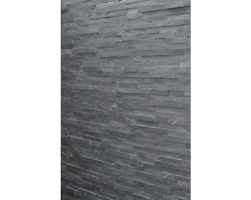 Perete placat cu panouri din piatră naturală