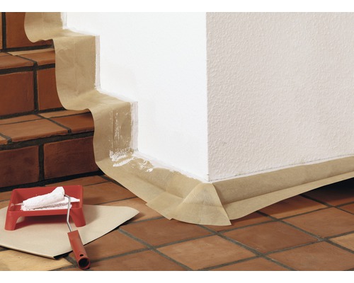 Scară și perete acoperite cu bandă adezivă înainte de lucrările de vopsire cu trafalet și tavă pentru vopsea