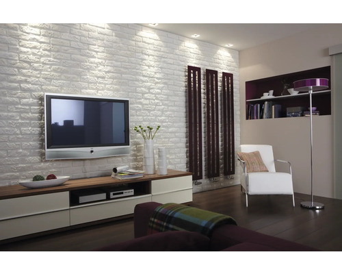 Cameră de zi cu televizor, rafturi, fotoliu, lampă de podea și podea din lemn