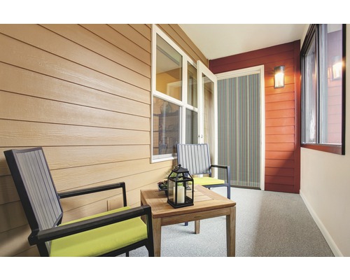 Terasa cu două scaune și o masă mică