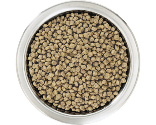 Un castron cu peleți pentru hrana animalelor.