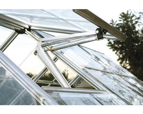 Vedere detaliată a unei ferestre de seră cu deschidere automată a ferestrei