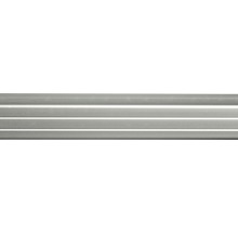 Prim-plan cu foi metalice trapezoidale