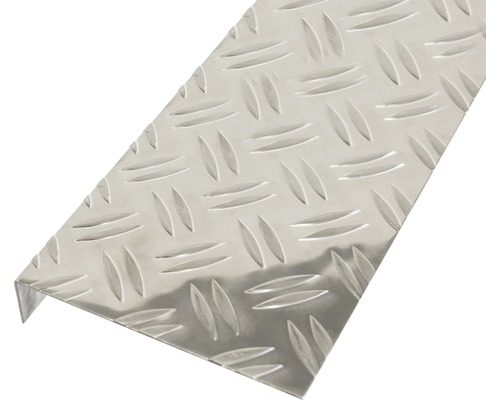 Cornier aluminiu Alberts 135x30x1,5 mm, lungime 2m, striat Profil unghiular din tablă striată de aluminiu