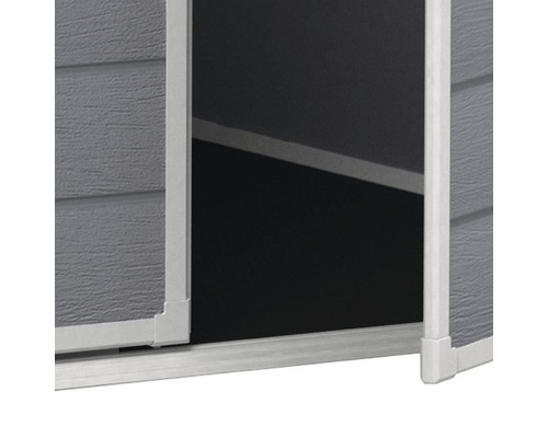 Detalii ale unei uși deschise de magazie