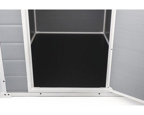 Vedere interioară a unei magazii de grădină cu ușa deschisă