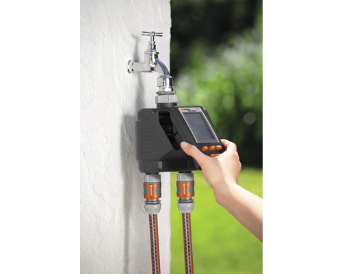 Sistem de irigare a grădinii cu control digital montat pe robinetul de apă