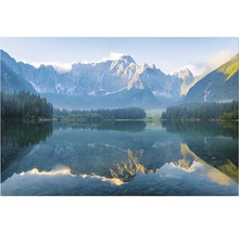 Peisaj montan cu lac și reflexie