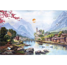 Pictură cu un peisaj cu munți, lac și case