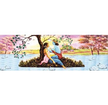 Pictură cu Krishna și Radha sub un copac pe malul lacului