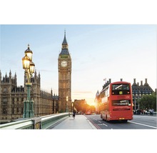Vedere spre Big Ben cu un autobuz roșu cu etaj în Londra
