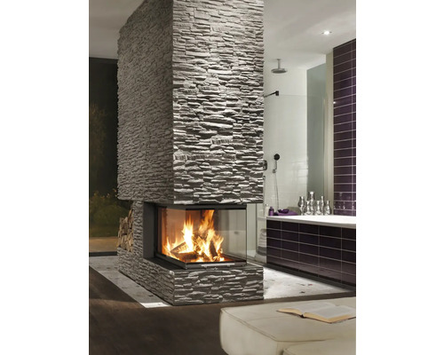 Șemineu cu placaj din piatră în baie modernă