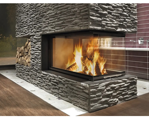 Șemineu cu decor din piatră și lemne de foc