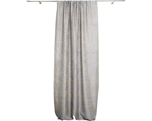 Perdea cu model atârnată pe o tijă de perdea