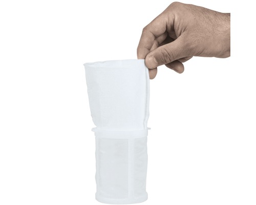 Mână ținând sac de filtrare iaz din fibră sintetică
