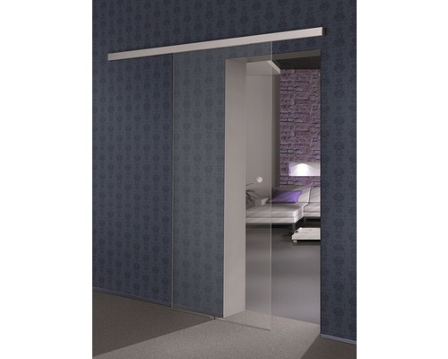 Vedere a camerei cu uși glisante din sticlă în fața unui perete cu model