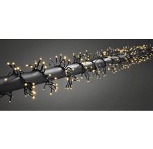 Ghirlandă luminoasă cu lumini albe calde înfășurată în jurul unei tije