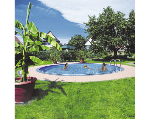Piscină de familie în grădină cu oameni care se scaldă