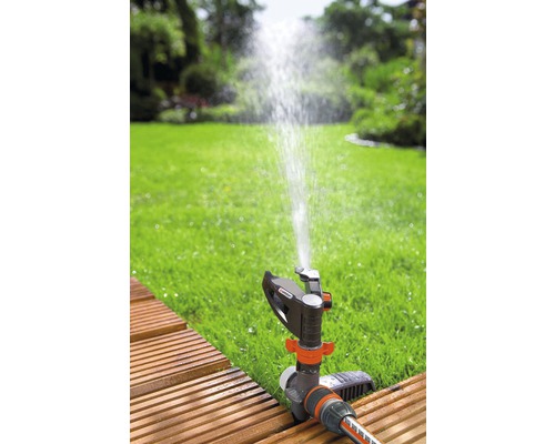 Gazon irigat cu un aspersor pătrat oscilant