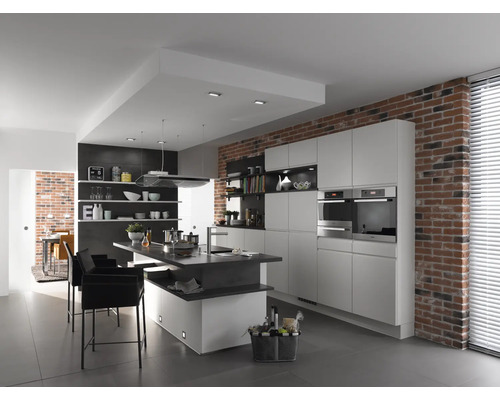 Bucătărie modernă cu insulă de gătit, dulapuri încorporate și perete din cărămidă