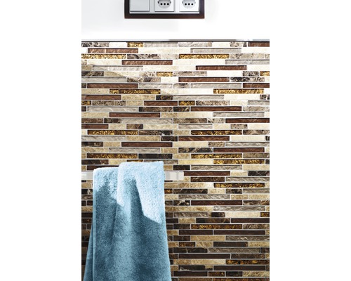 Perete cu plăci de mozaic cu prosoape și prize