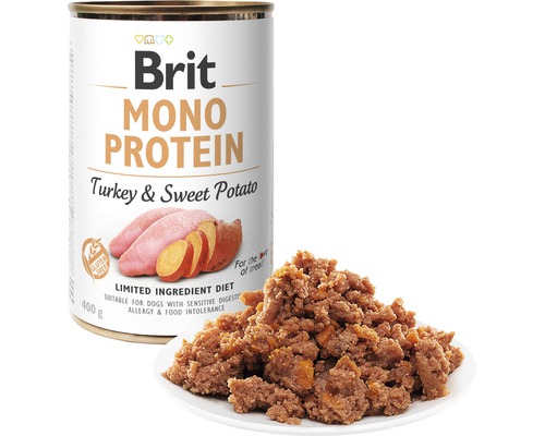 Brit Monoprotein hrană pentru câini curcan și cartofi dulci conservă cu hrană pe o farfurie