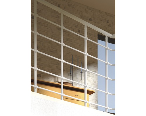 Balustradă metalică de balcon în fața unui perete de cărămidă