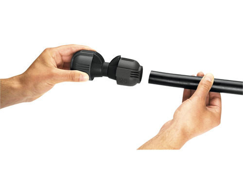 Instalarea unui racord de conductă PE negru de către două mâini.