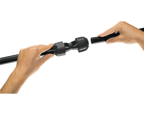 O persoană conectează o țeavă neagră la un cuplaj drept.