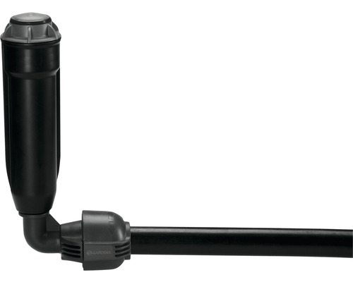 Aspersor Gardena cu racord la un sistem de conducte pentru irigarea grădinii.