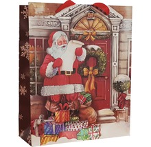 Sacou cadou cu Moș Crăciun în fața unei uși de intrare cu cadouri