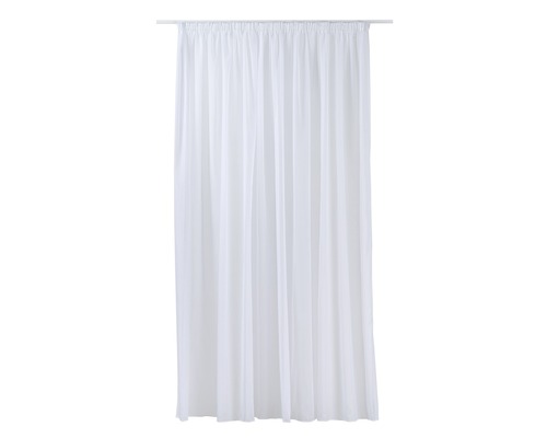 Perdea albă cu bandă de încrețire agățată de o bară