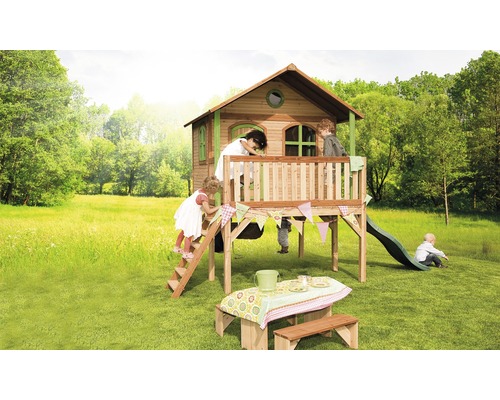 Loc de joacă cu căsuță în copac, tobogan și masă de picnic în grădină