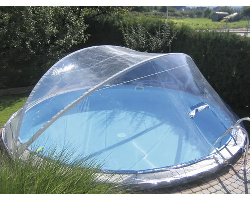 Piscină cu acoperiș transparent în grădină