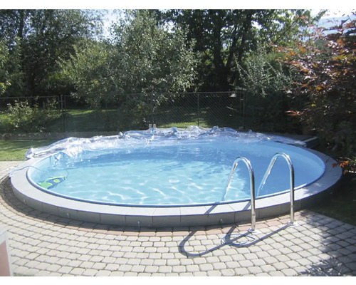 Piscină rotundă în grădină cu scară și acoperire